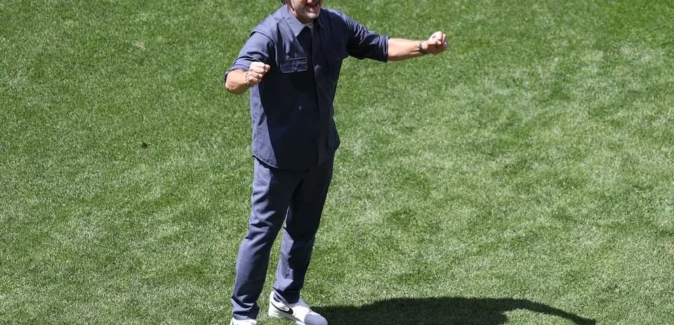 Entrenador animando al equipo en el campo