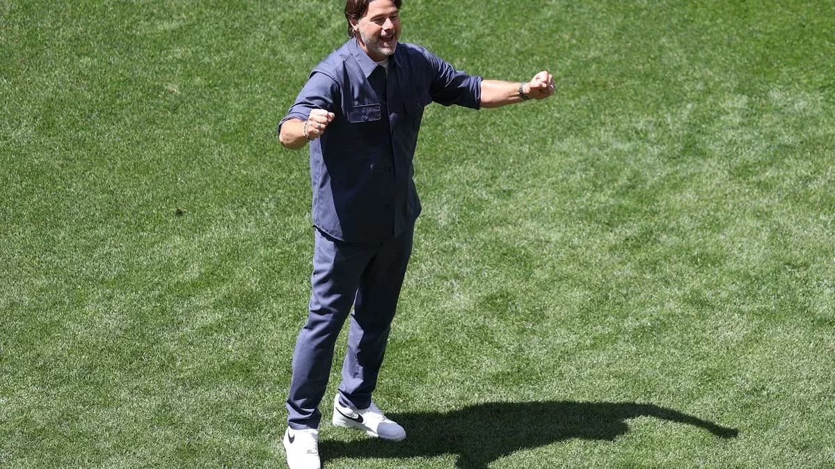 Entrenador animando al equipo en el campo