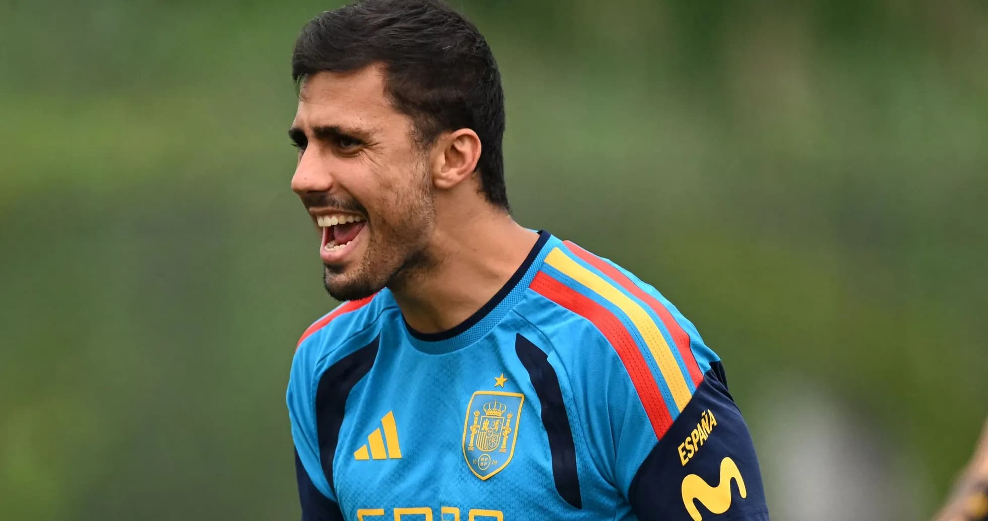 Jugador de España animando durante el entrenamiento