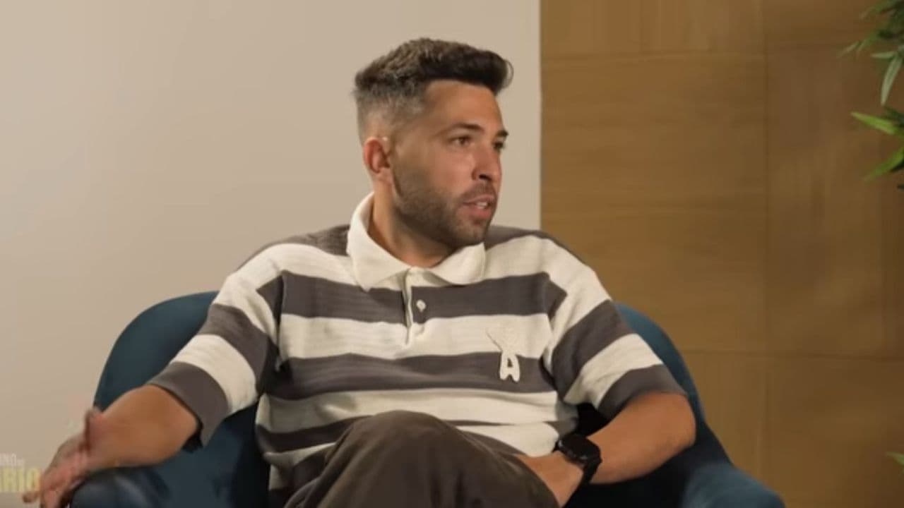 Hombre sentado en sillón durante entrevista