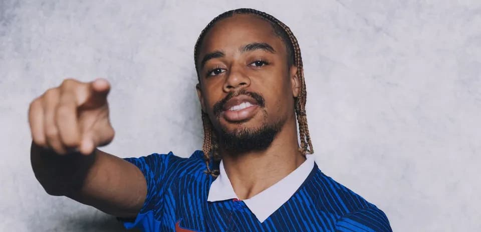 Jugador señalando mientras viste camiseta azul