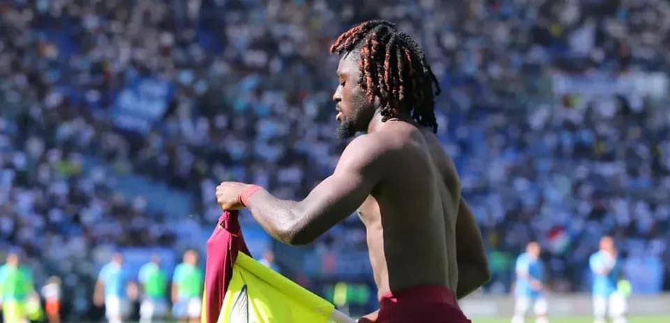 Jugador quitándose la camiseta en el campo
