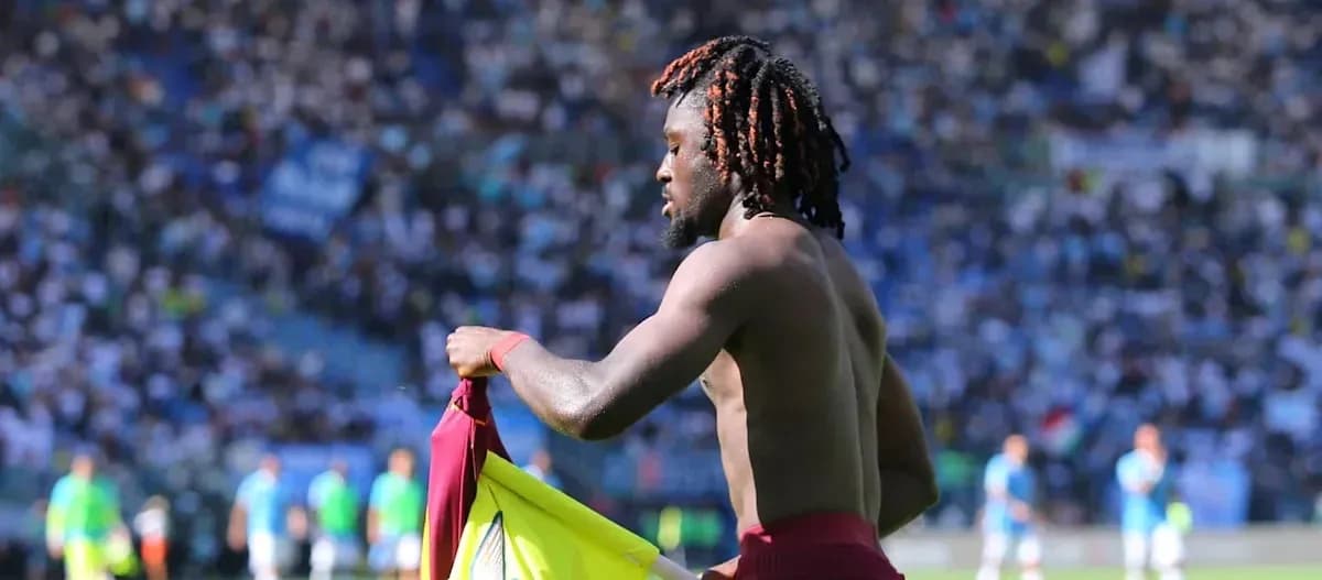 Jugador quitándose la camiseta en el campo