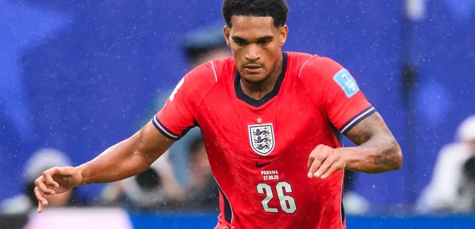 Jugador de Inglaterra corriendo en partido de fútbol