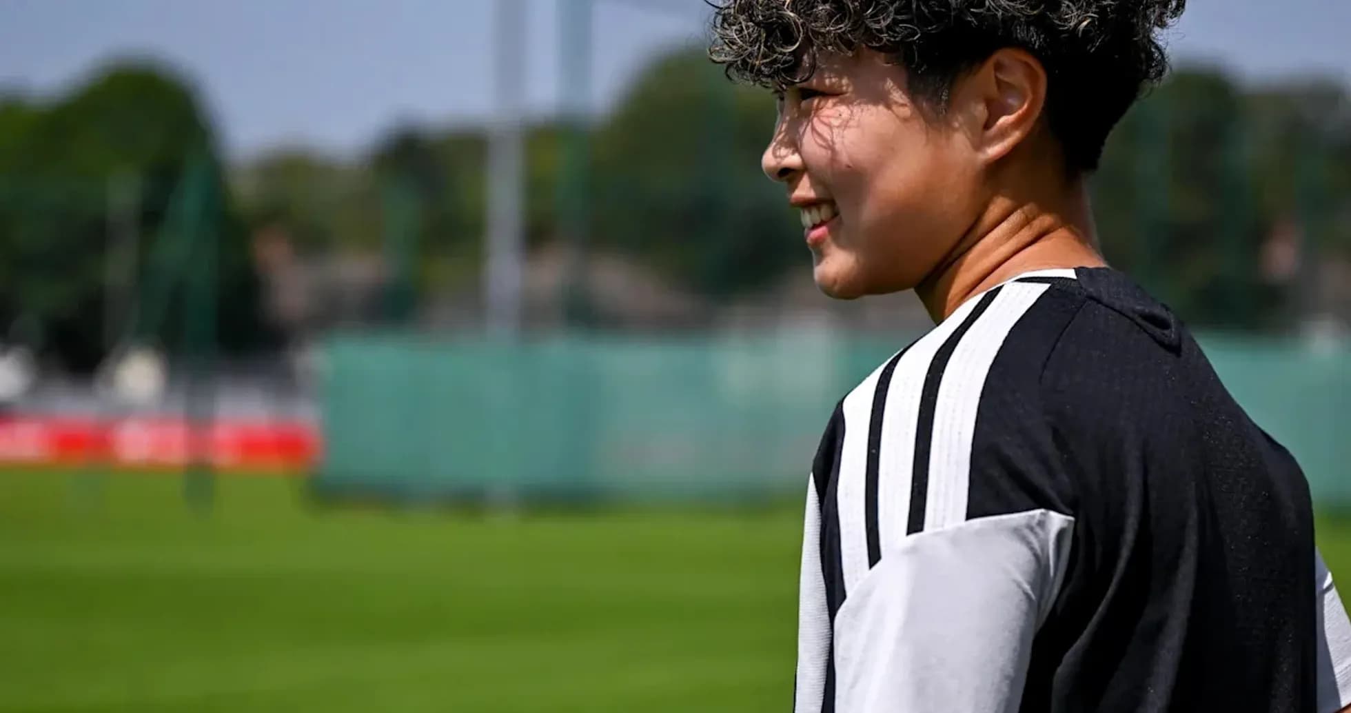 Jugador caminando por el campo de entrenamiento