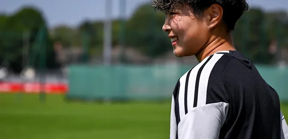 Jugador caminando por el campo de entrenamiento