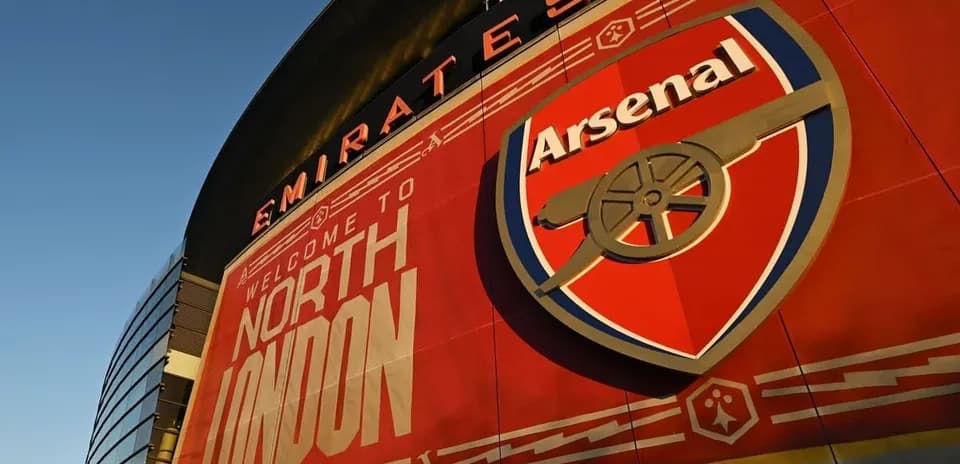 Cartel de bienvenida al Emirates Stadium de Arsenal