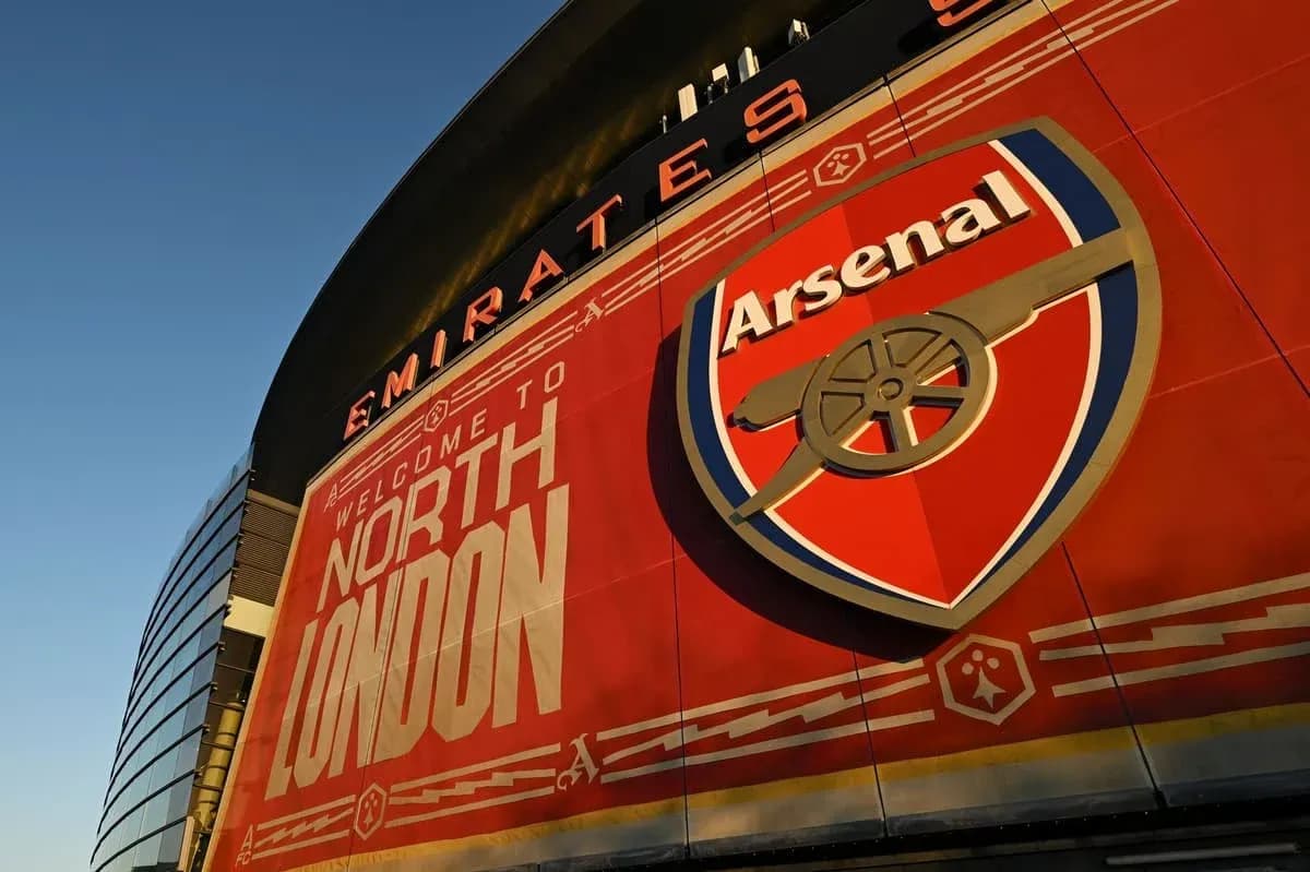 Cartel de bienvenida al Emirates Stadium de Arsenal