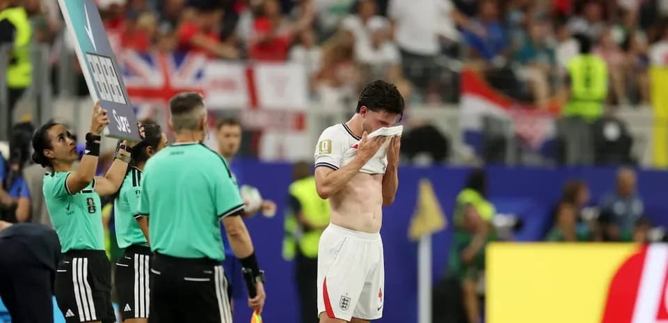 Jugador de Inglaterra se retira del partido, limpiándose la cara