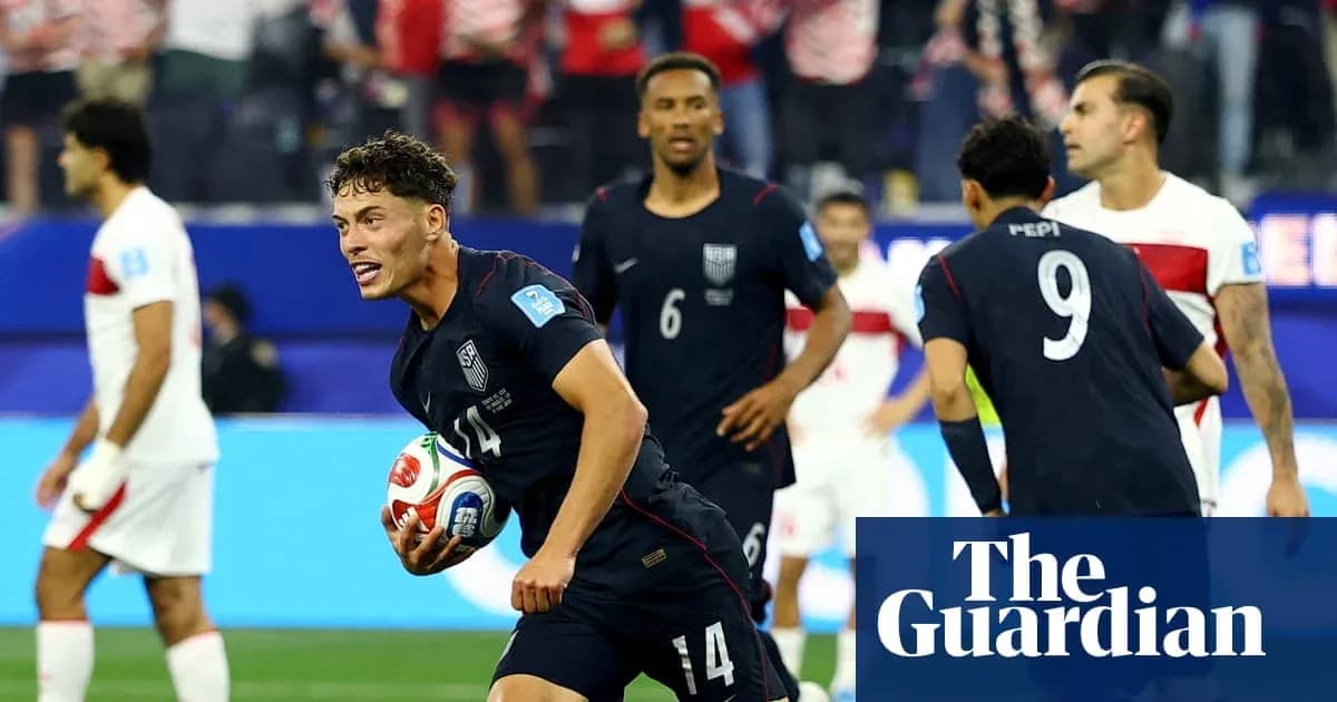 Jugador de EE. UU. celebrando en partido contra Perú