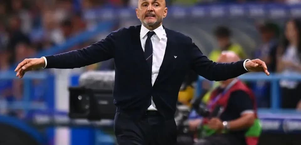 Entrenador dirigiendo el juego en la banda