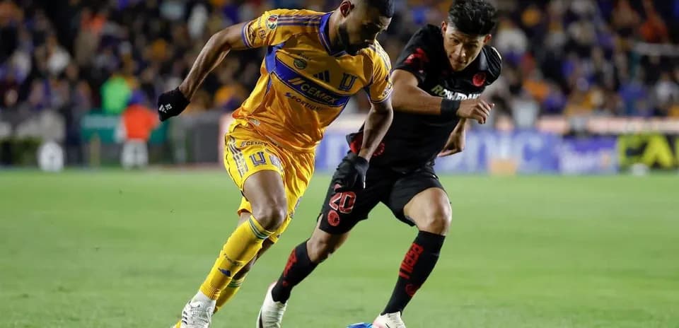 Jugador de Tigres UANL compitiendo por el balón