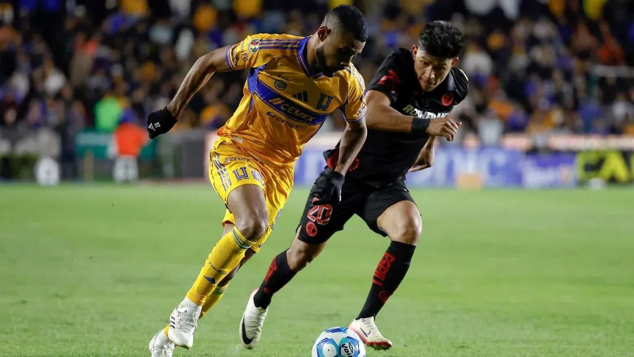 Jugador de Tigres UANL compitiendo por el balón