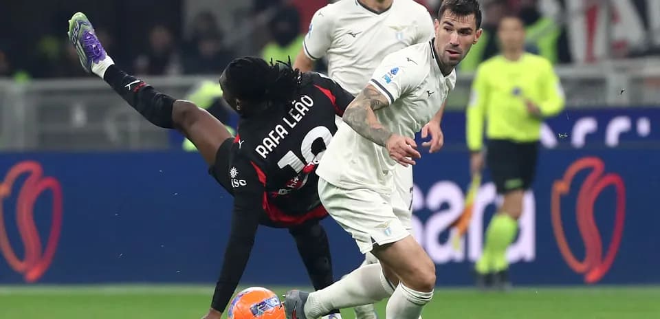 Rafael Leão cae durante el partido Lazio vs AC Milan