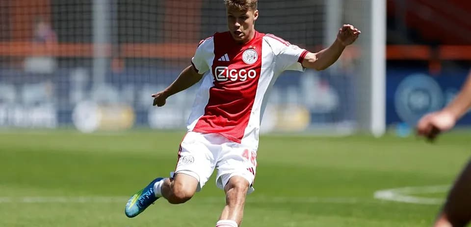 Jugador de Ajax realizando un pase en el campo