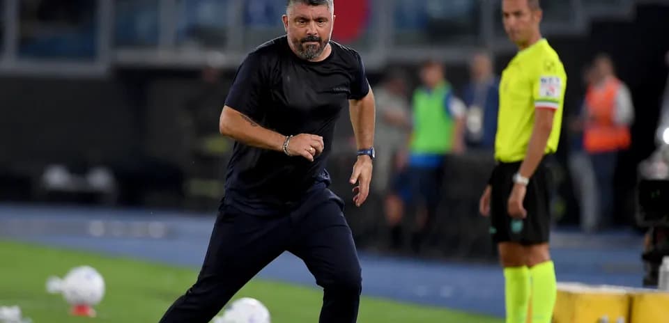 Entrenador corriendo en la línea de banda durante partido