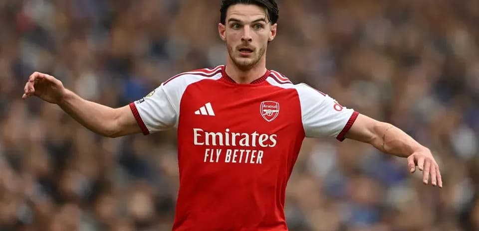 Jugador de Arsenal corriendo en el campo