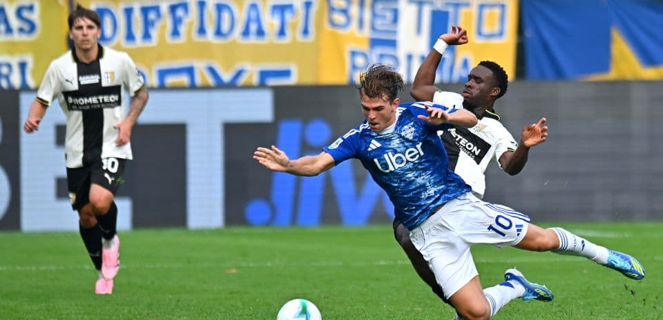 Jugadores de Como y Parma disputando el balón