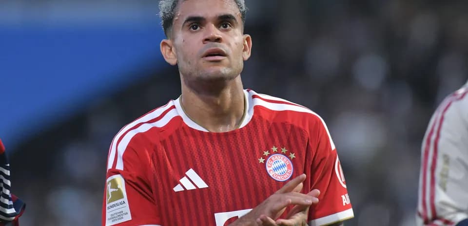 Jugador de Bayern Munich aplaudiendo en el campo