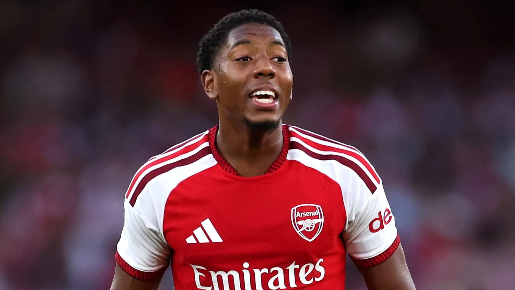 Jugador de Arsenal celebrando en el campo