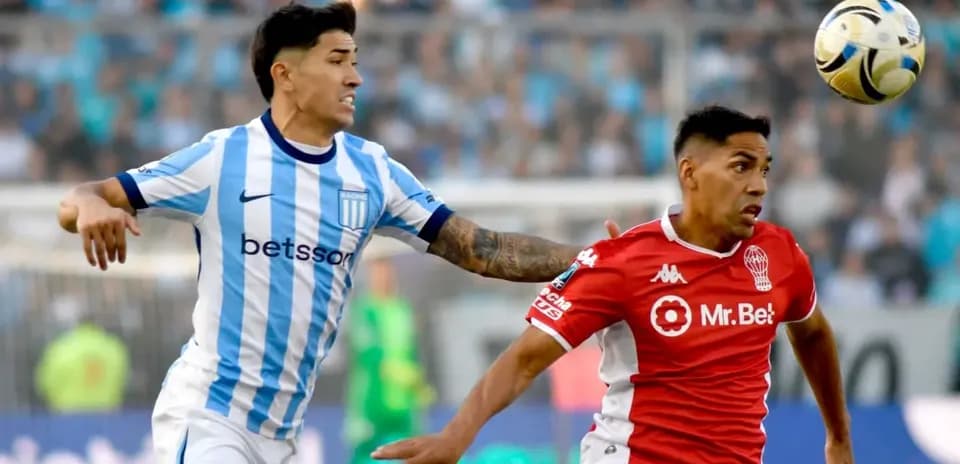 Jugadores de Racing y Huracán compiten por el balón