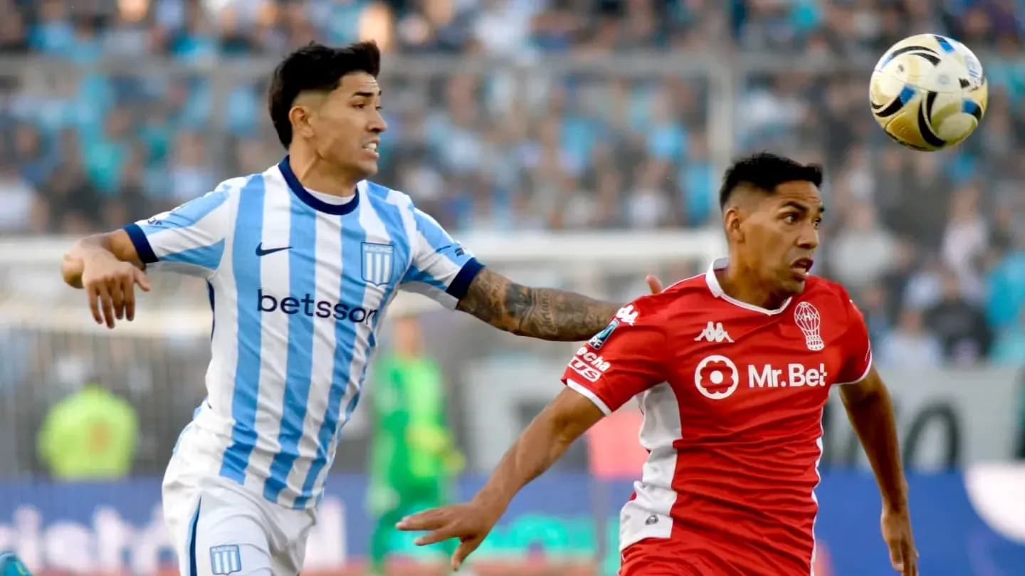 Jugadores de Racing y Huracán compiten por el balón