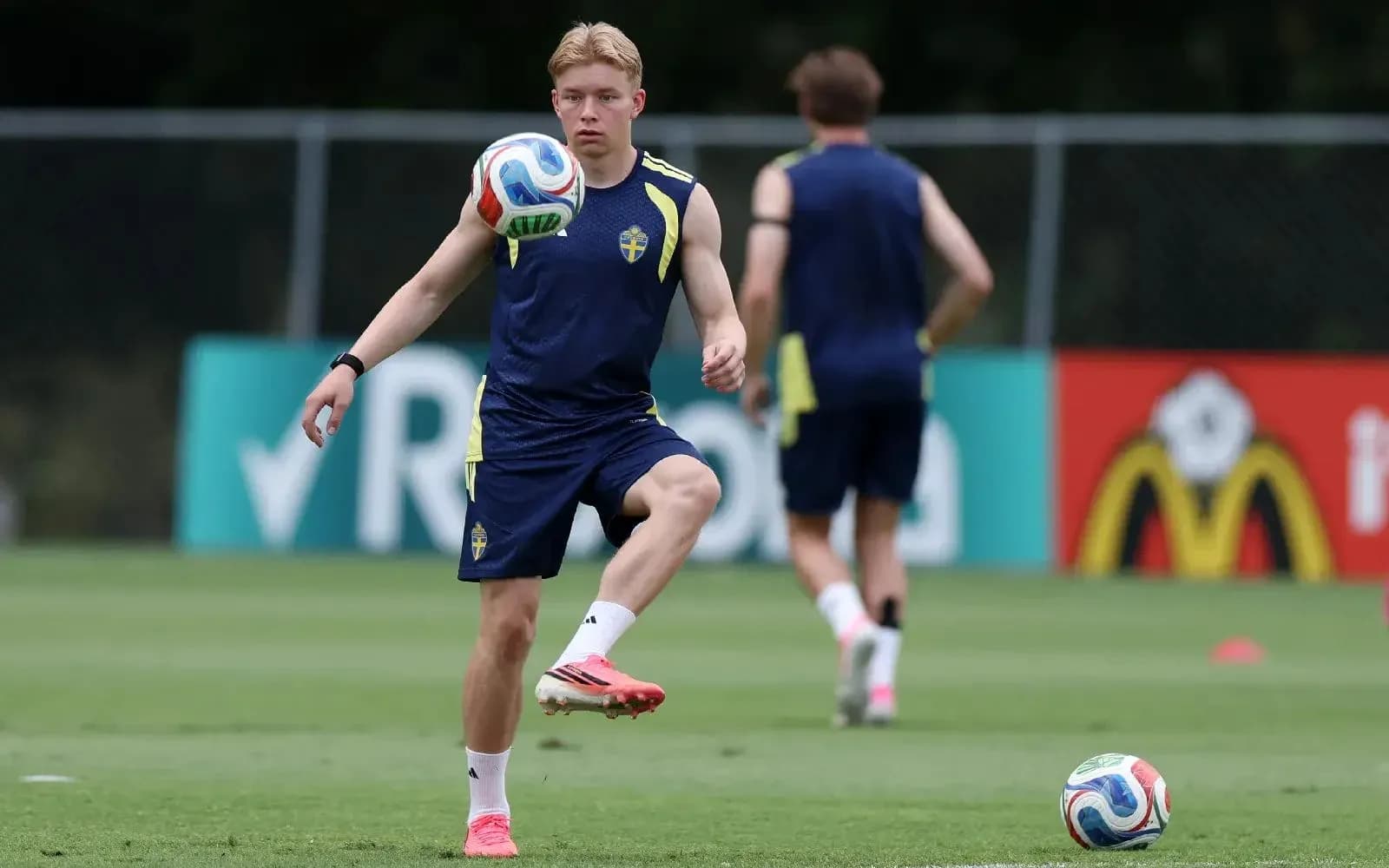 Jugador sueco practicando en el entrenamiento