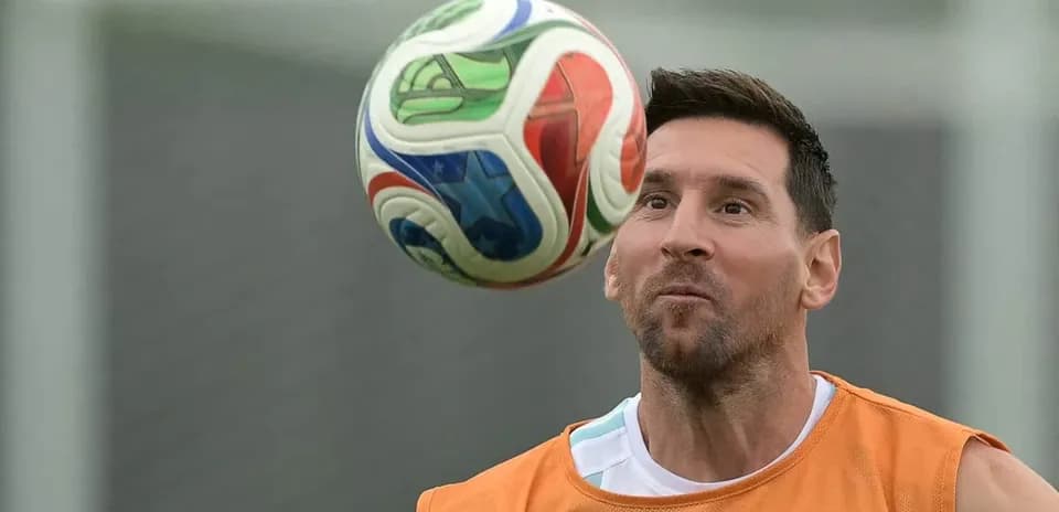 Jugador entrenando con balón en sesión de práctica
