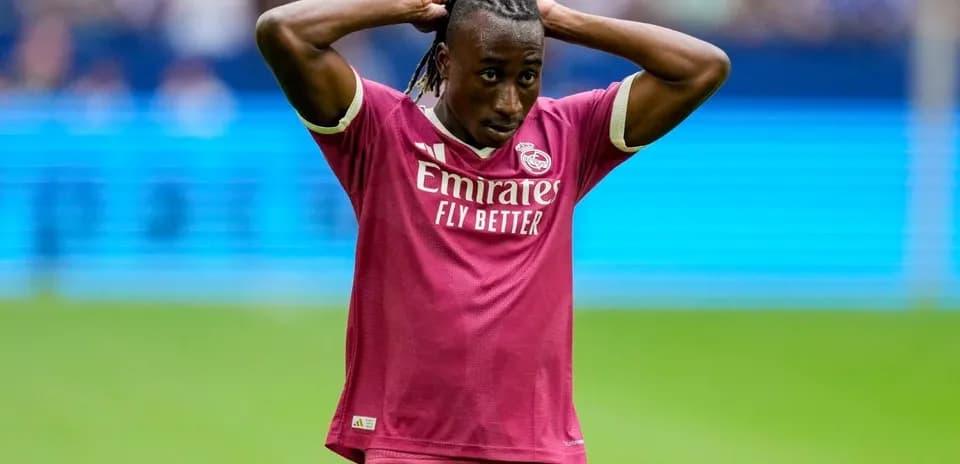 Jugador de Real Madrid con camiseta rosa en el campo