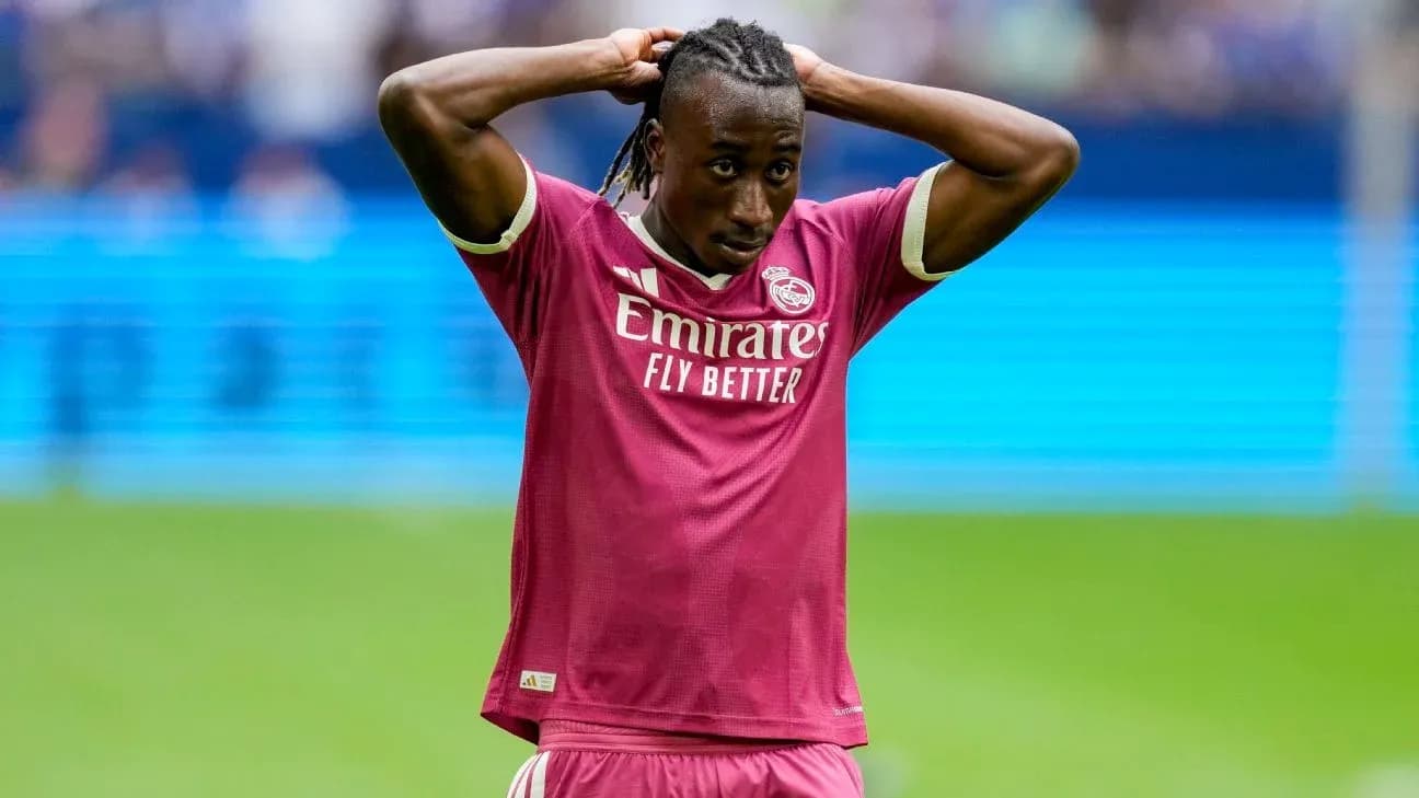 Jugador de Real Madrid con camiseta rosa en el campo