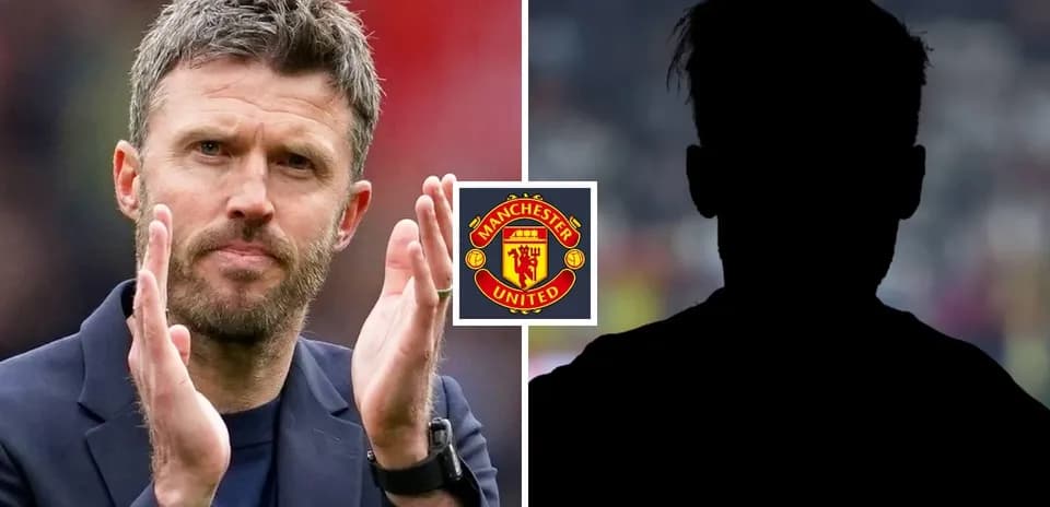 Entrenador aplaudiendo con logo de Manchester United
