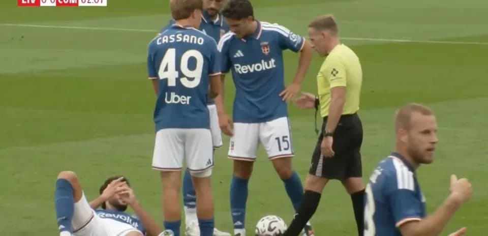 Jugadores en el suelo durante partido de fútbol