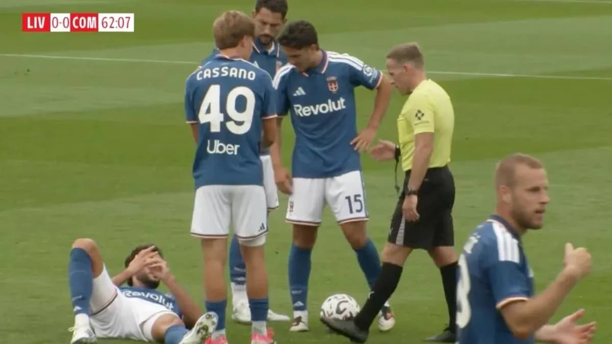 Jugadores en el suelo durante partido de fútbol