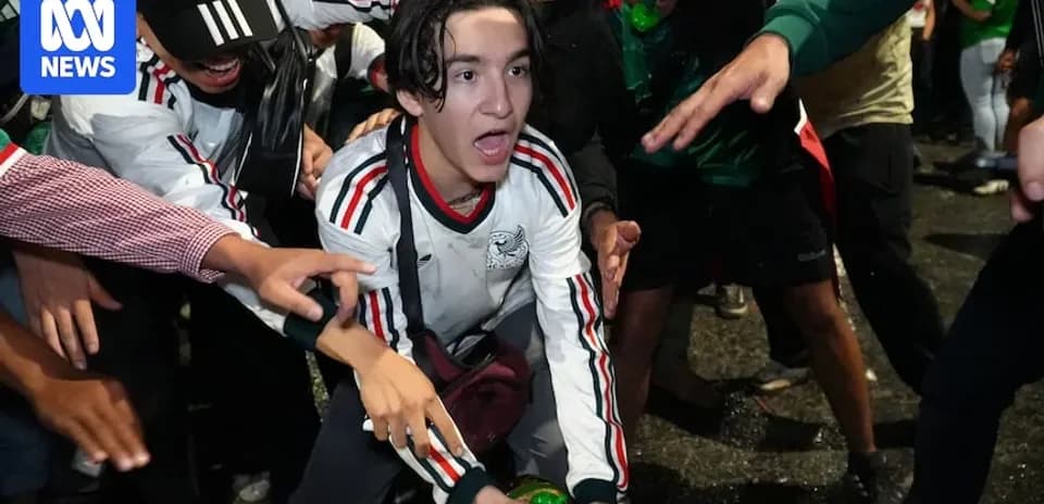 Joven celebrando en medio de un grupo de aficionados