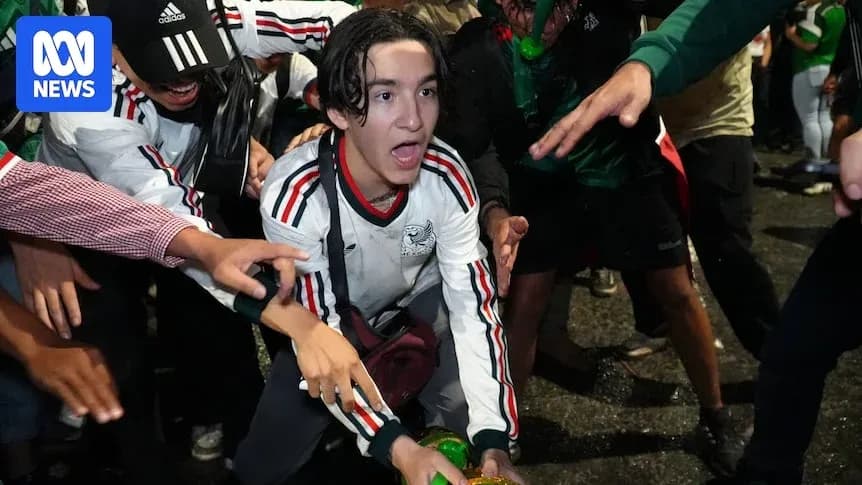 Joven celebrando en medio de un grupo de aficionados