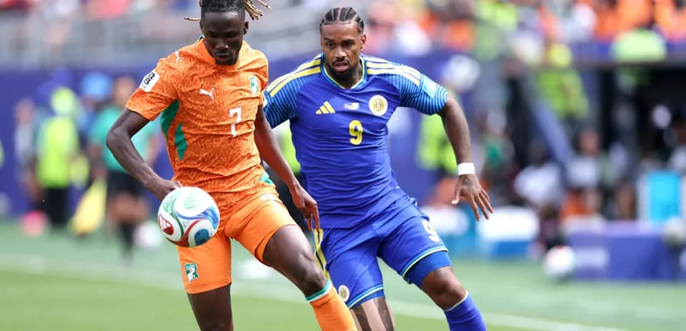Jugador de Costa de Marfil driblando a oponente de Kazajistán