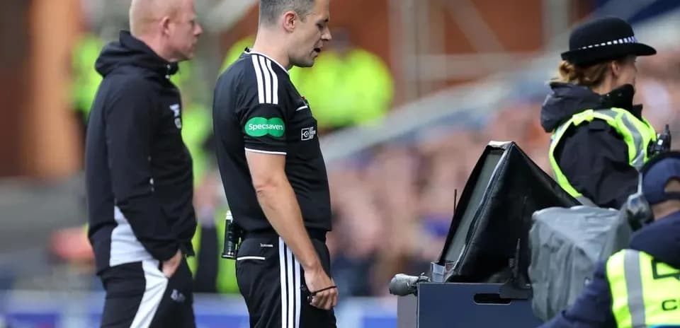 Árbitro revisando jugada en monitor VAR
