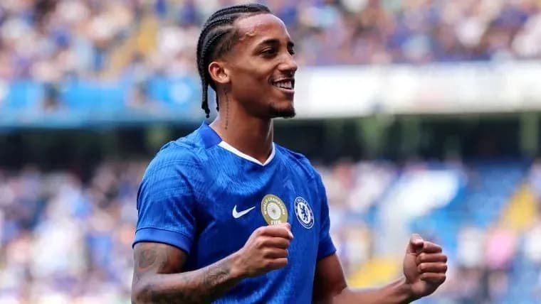 Jugador de Chelsea sonriendo en el campo