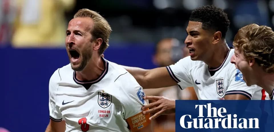 Jugador de Inglaterra celebra un gol en el partido