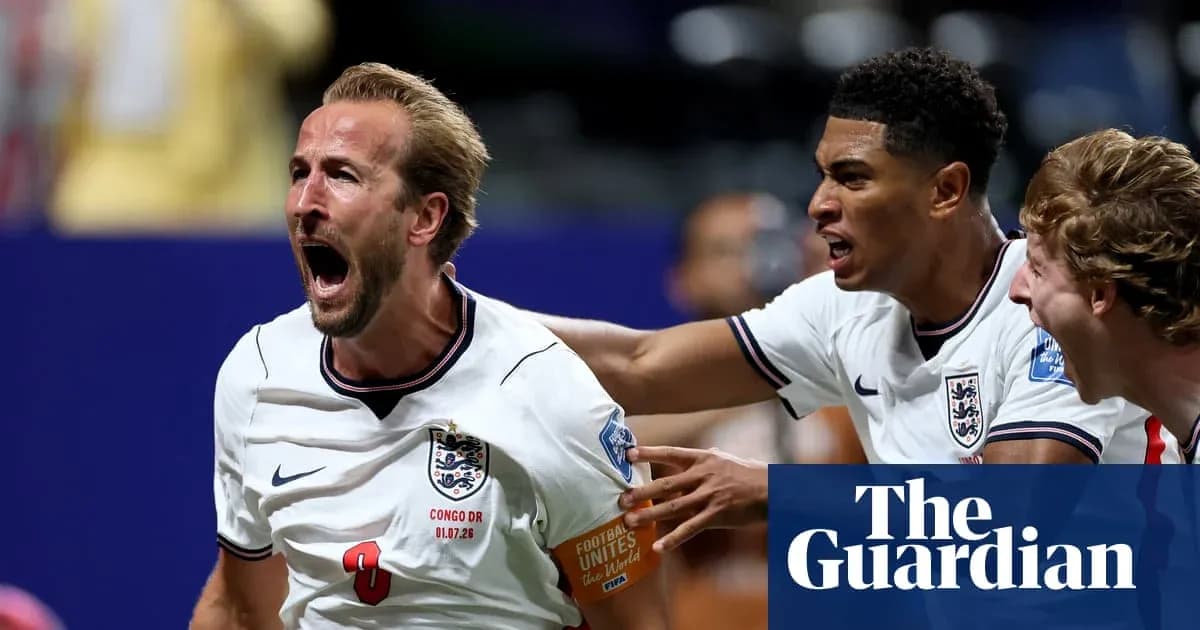 Jugador de Inglaterra celebra un gol en el partido
