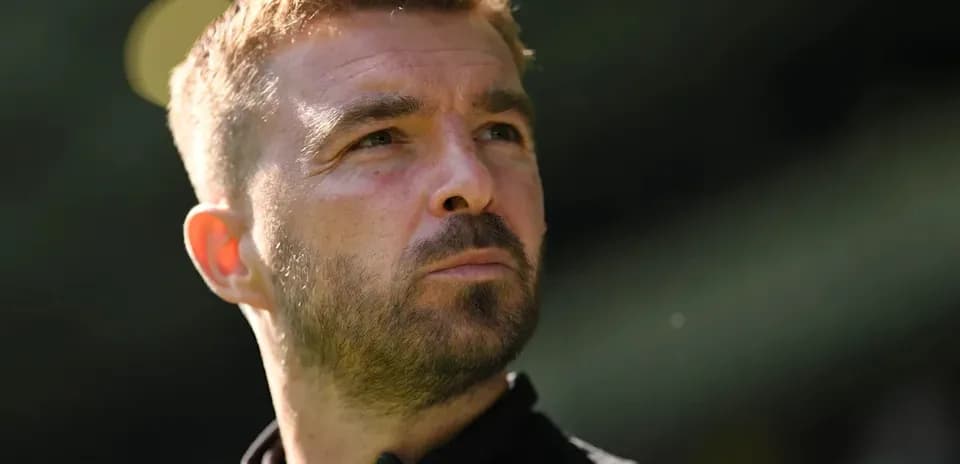 Entrenador observando durante un partido de fútbol