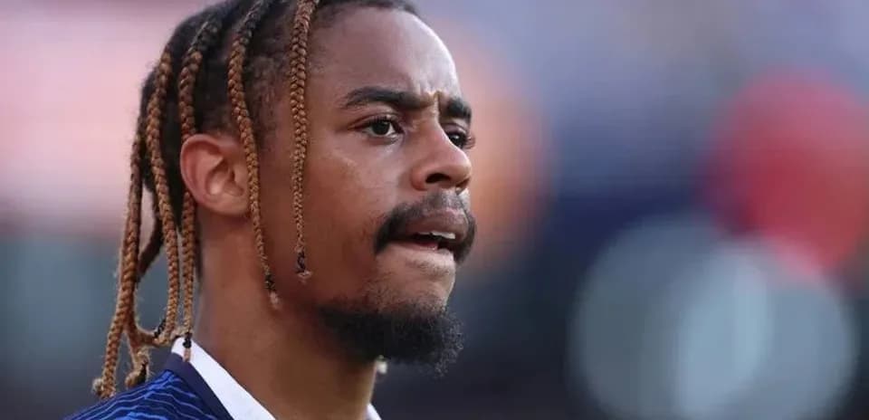 Jugador con trenzas en uniforme deportivo