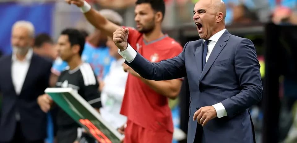 Entrenador dirigiendo a su equipo en el banquillo