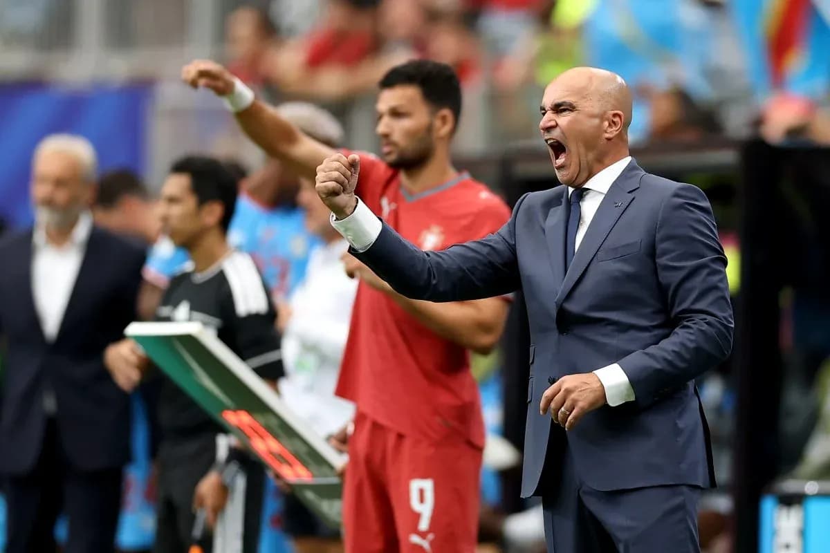 Entrenador dirigiendo a su equipo en el banquillo