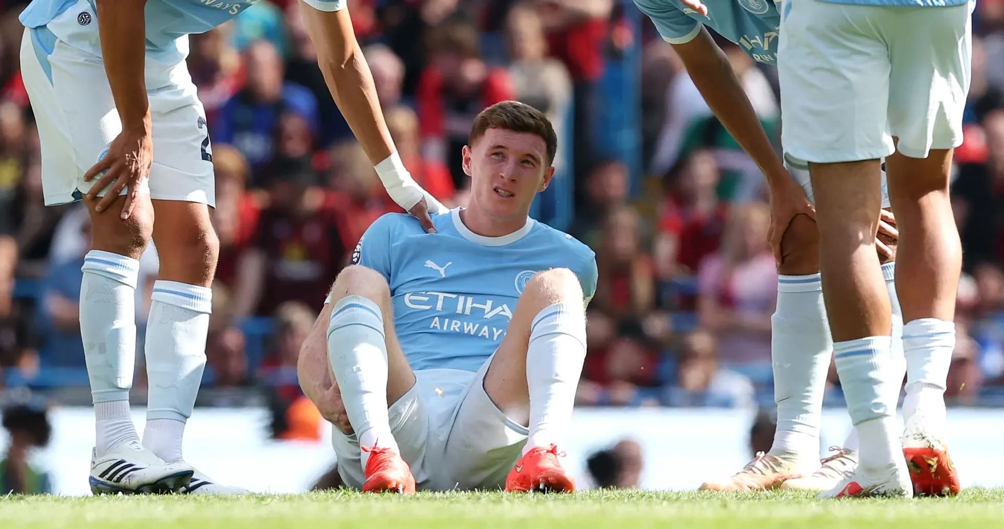 Jugador de Manchester City sentado en el campo lesionado