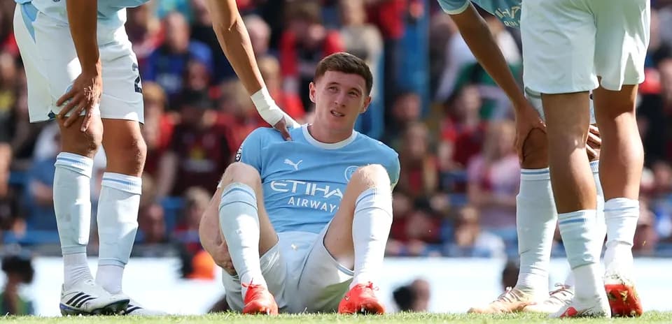 Jugador de Manchester City sentado en el campo lesionado
