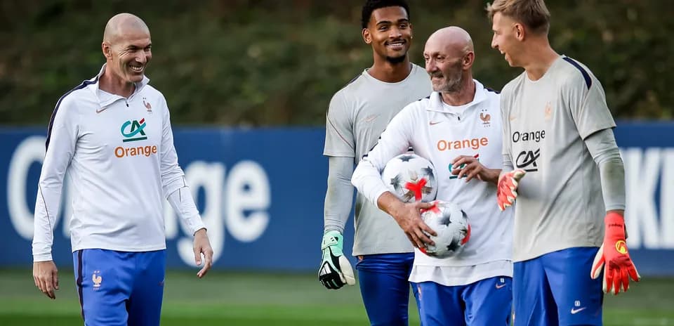 Entrenador y jugadores durante sesión de entrenamiento