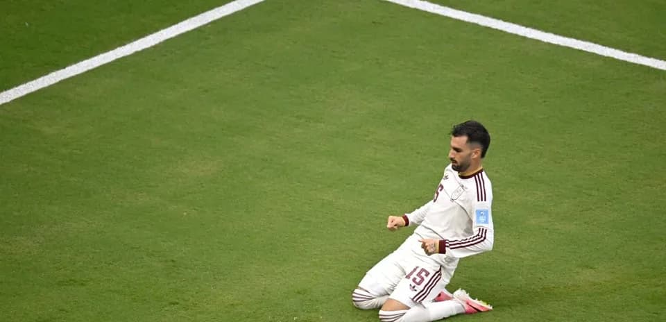 Jugador celebrando tras anotar un gol en el campo