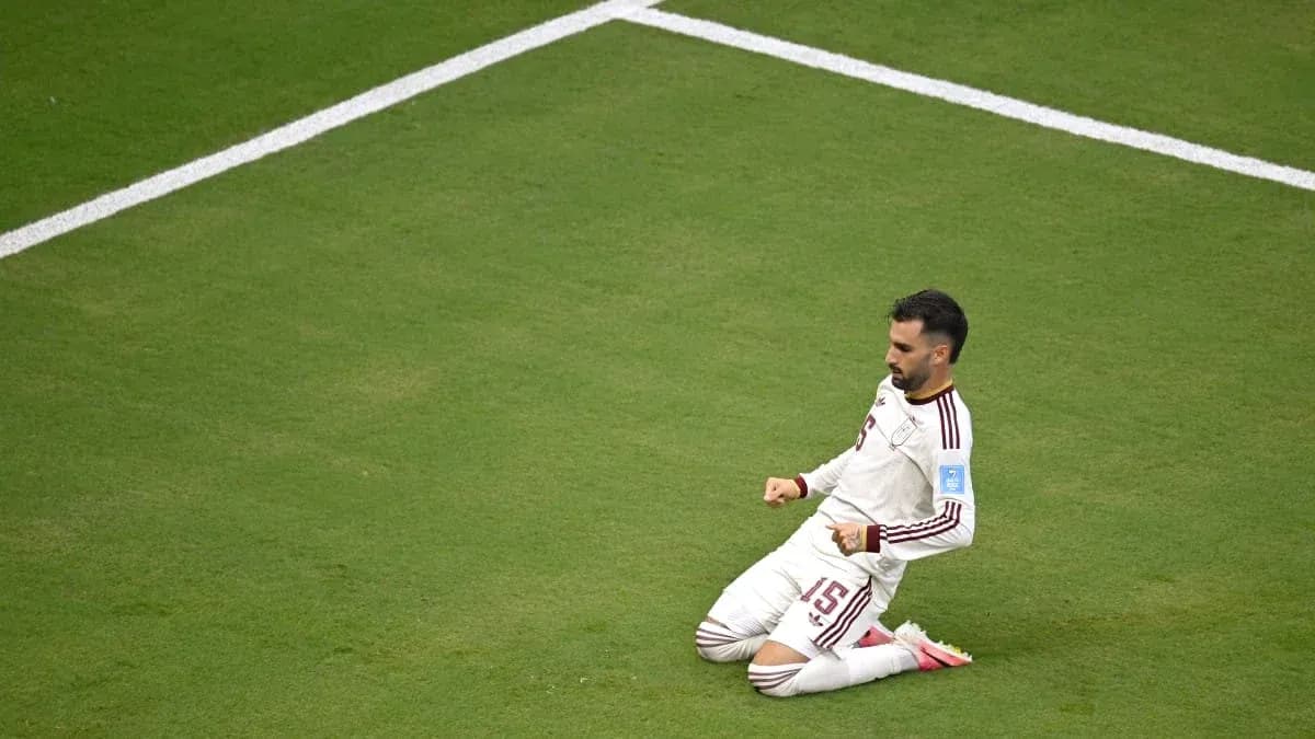 Jugador celebrando tras anotar un gol en el campo