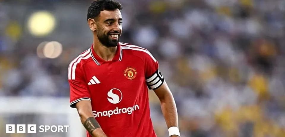 Jugador de Manchester United sonriendo en el campo